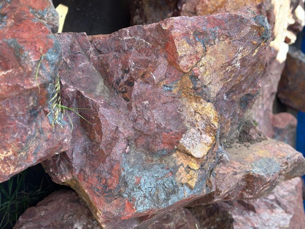 Камни для ландшафтного дизайна красно-фиолетовые 10-60 килограмм купить в Пыть-Яхе