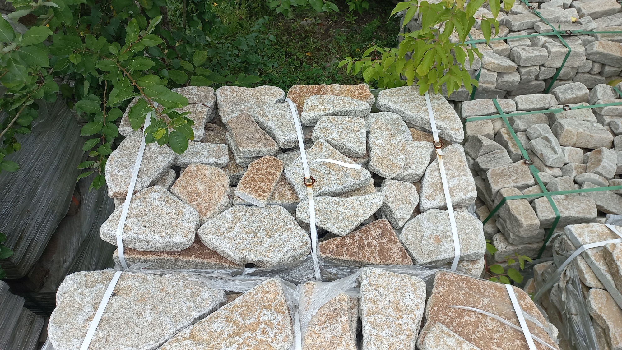 Плитняк галтованный гранитный для ландшафтного дизайна купить в Пыть-Яхе