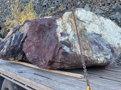 Огромные красно-фиолетовые валуны для ландшафтного дизайна весом более 5 тонн купить в Пыть-Яхе