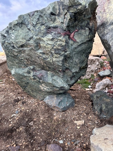 Гигантские зелёные валуны для ландшафтного дизайна весом более 5 тонн купить в Пыть-Яхе