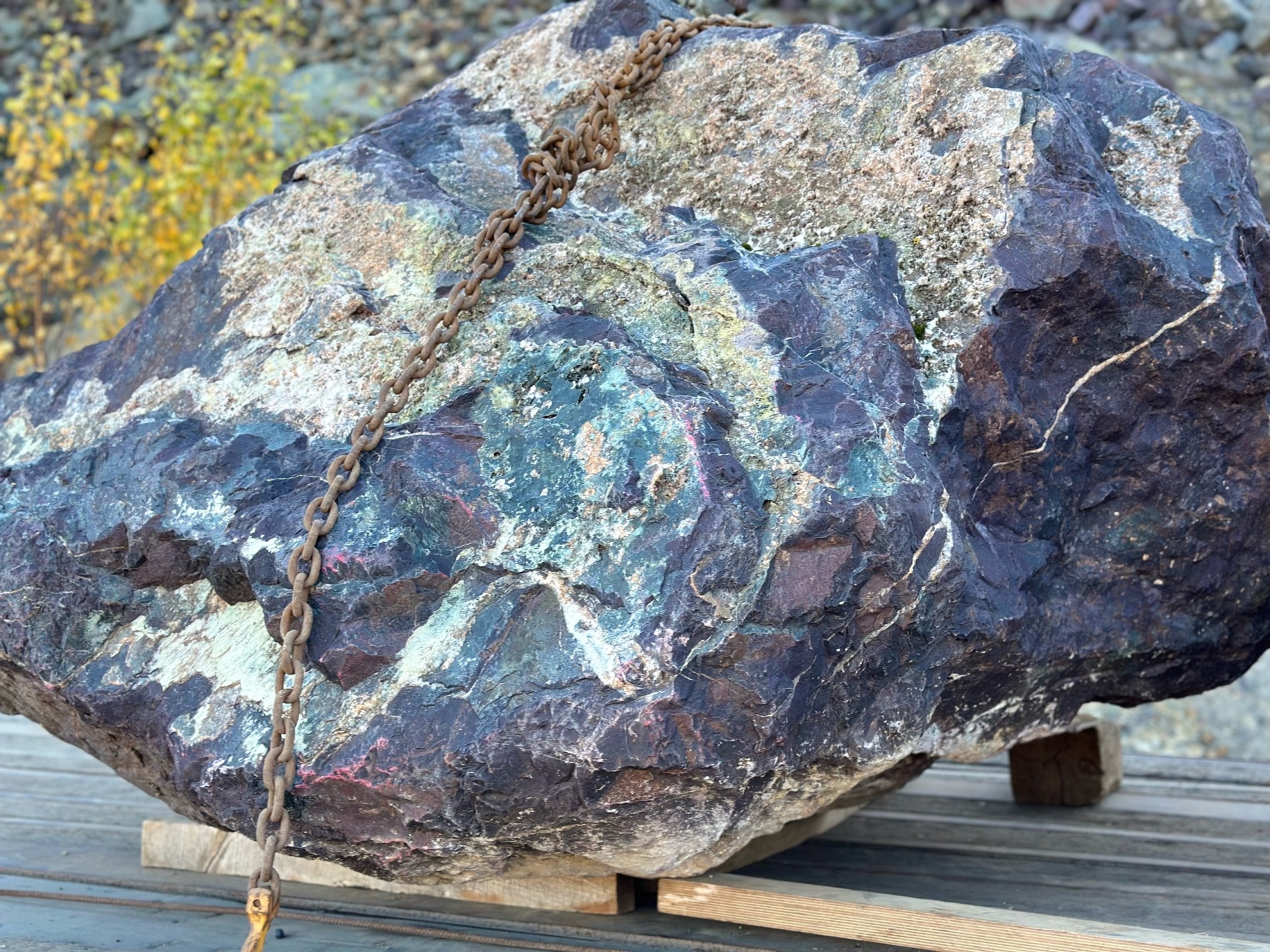 Огромные красно-фиолетовые валуны для ландшафтного дизайна весом более 5 тонн купить в Пыть-Яхе