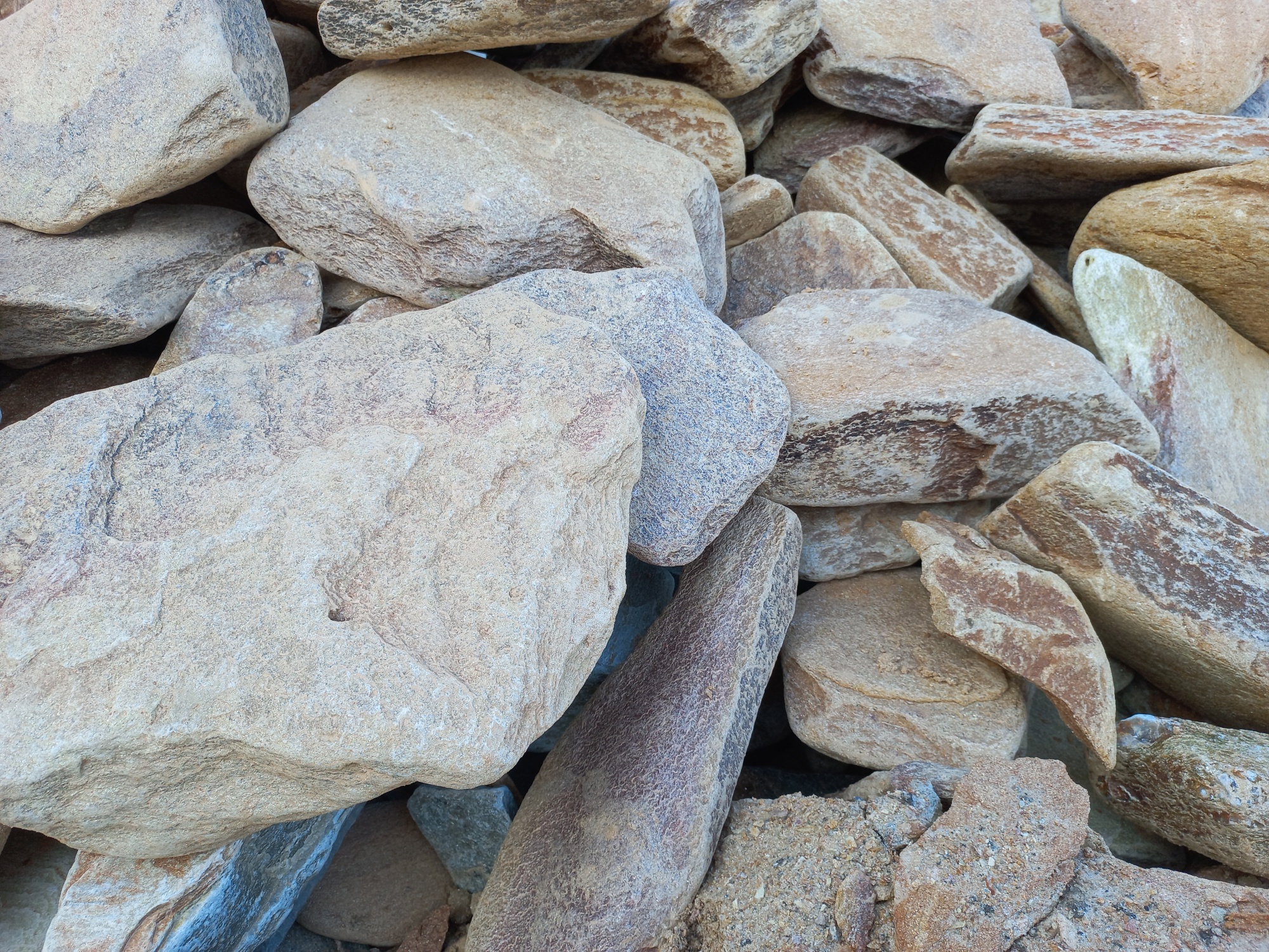 Златолит жёлтый, жёлто-зелёный глыбки и валуны для ланшафтного дизайна купить в Пыть-Яхе