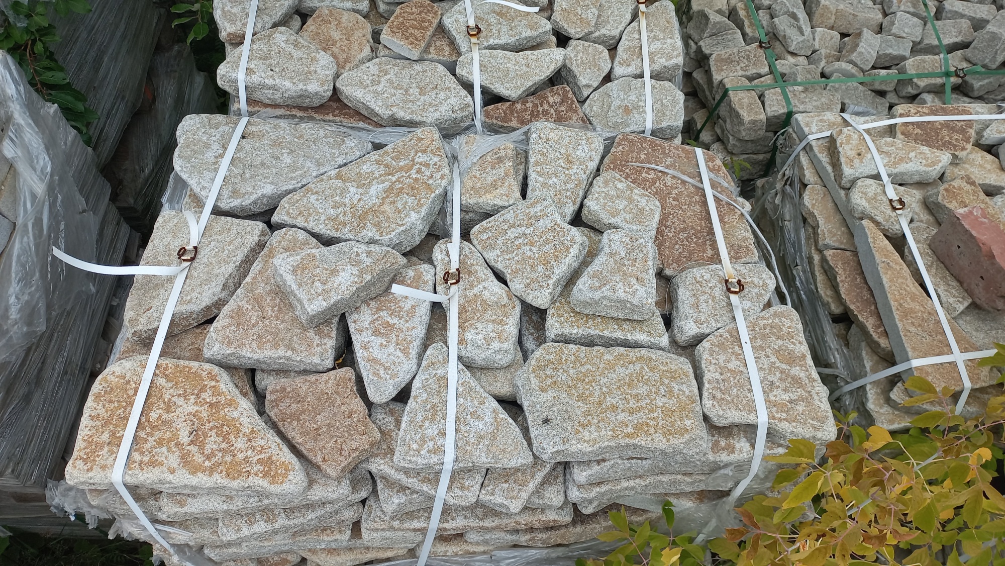 Плитняк галтованный гранитный для ландшафтного дизайна купить в Пыть-Яхе