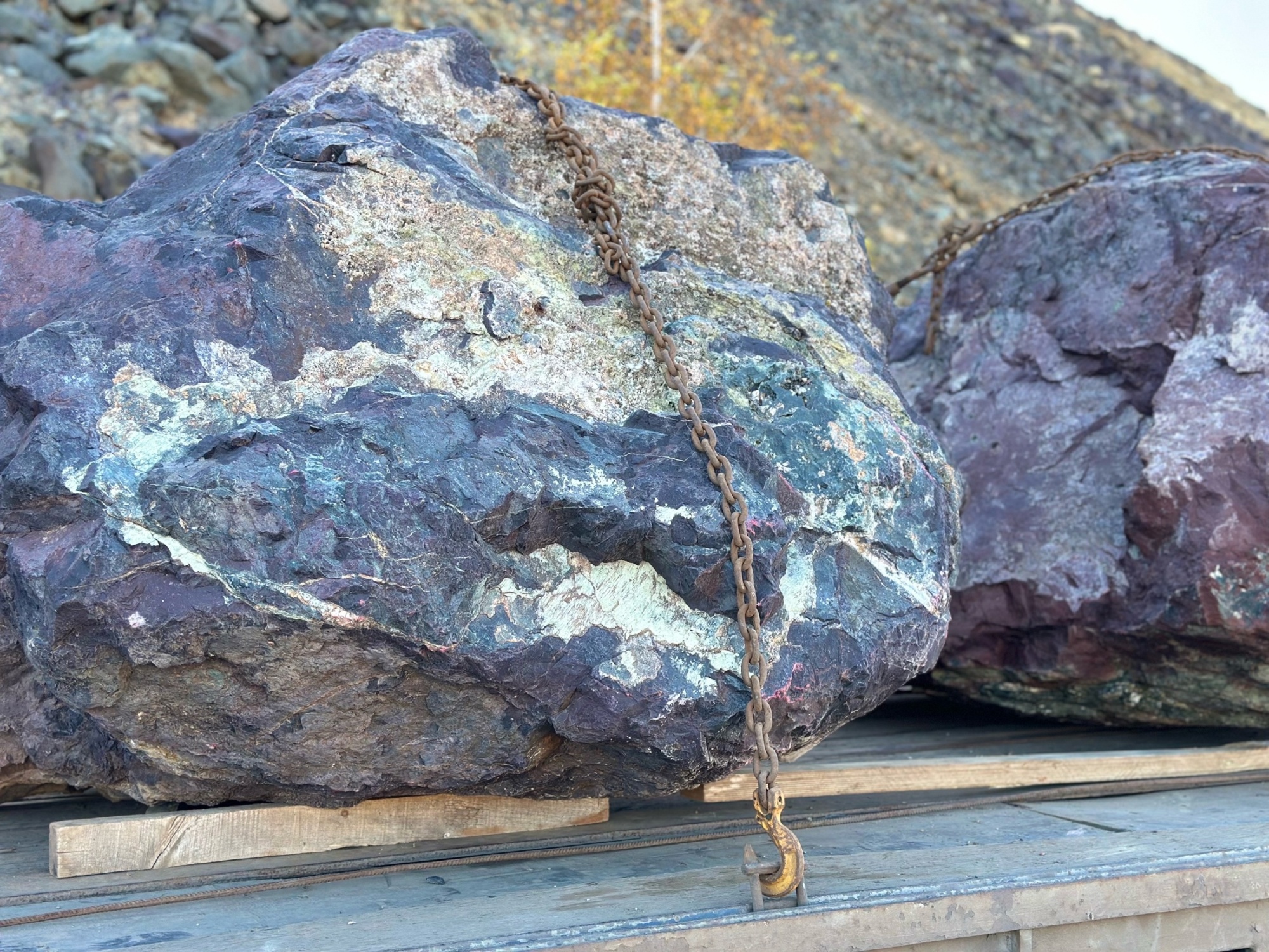 Огромные красно-фиолетовые валуны для ландшафтного дизайна весом более 5 тонн купить в Пыть-Яхе