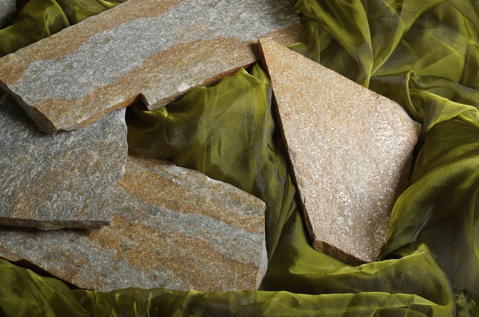 Плитняк златолит Уральский для цоколя, отмостки купить в Пыть-Яхе