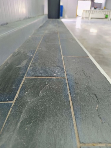 чёрная плитка из натурального камня