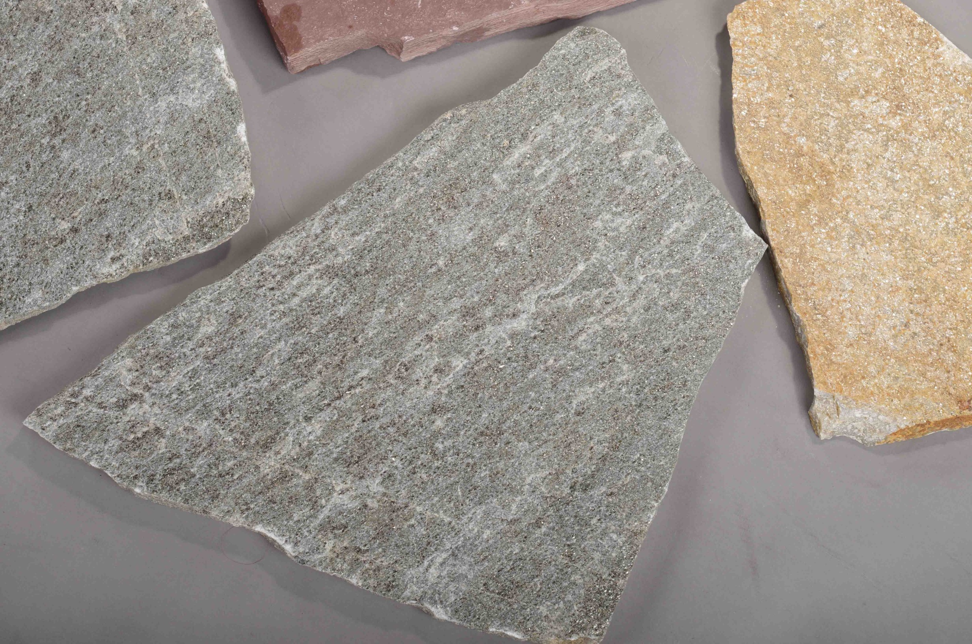 Плитняк златолит Уральский для цоколя, отмостки купить в Пыть-Яхе